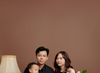 Concept Chụp Ảnh Gia Đình 3 Người Đơn Giản Nhưng Sang