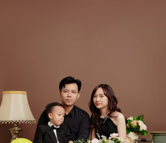 Concept Chụp Ảnh Gia Đình 3 Người Đơn Giản Nhưng Sang