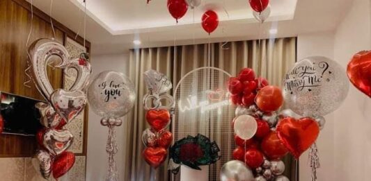 Bí quyết trang trí cầu hôn phòng khách lãng mạn 2026