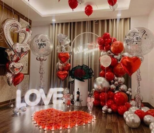 Bí quyết trang trí cầu hôn phòng khách lãng mạn 2026