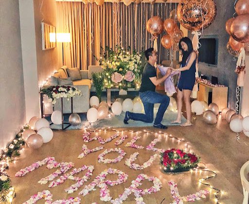 Bí quyết trang trí cầu hôn phòng khách lãng mạn 2026 Bí quyết trang trí cầu hôn phòng khách lãng mạn 2026