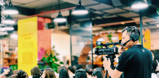 Công nghệ quay phim sự kiện 2026: Flycam livestream 4K lên ngôi