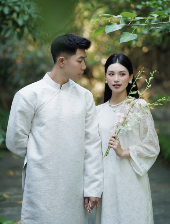 Chụp ảnh couple áo dài 2026 cho các cặp đôi yêu thích sự tối giản