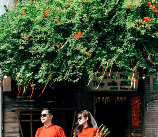 Chụp ảnh couple áo dài 2026 cho các cặp đôi yêu thích sự tối giản