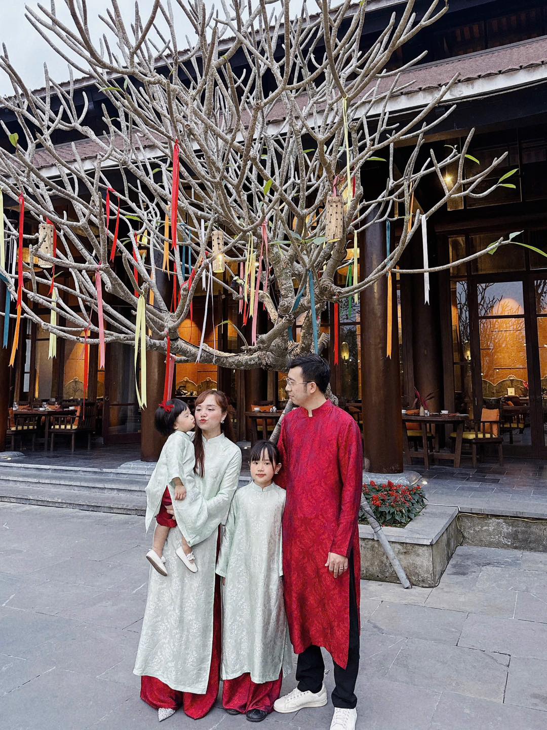 Chụp ảnh gia đình áo dài – vẻ đẹp truyền thống không bao giờ lỗi mốt