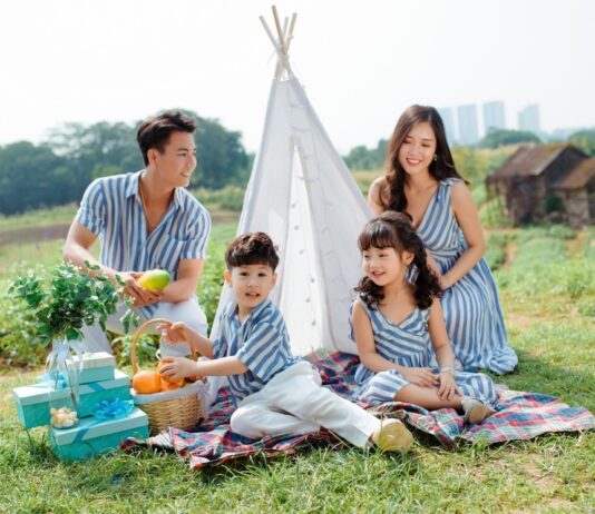 Concept chụp ảnh gia đình mùa hè đầy năng lượng và sắc màu