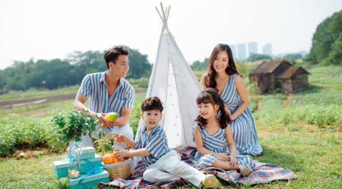 Concept chụp ảnh gia đình mùa hè đầy năng lượng và sắc màu