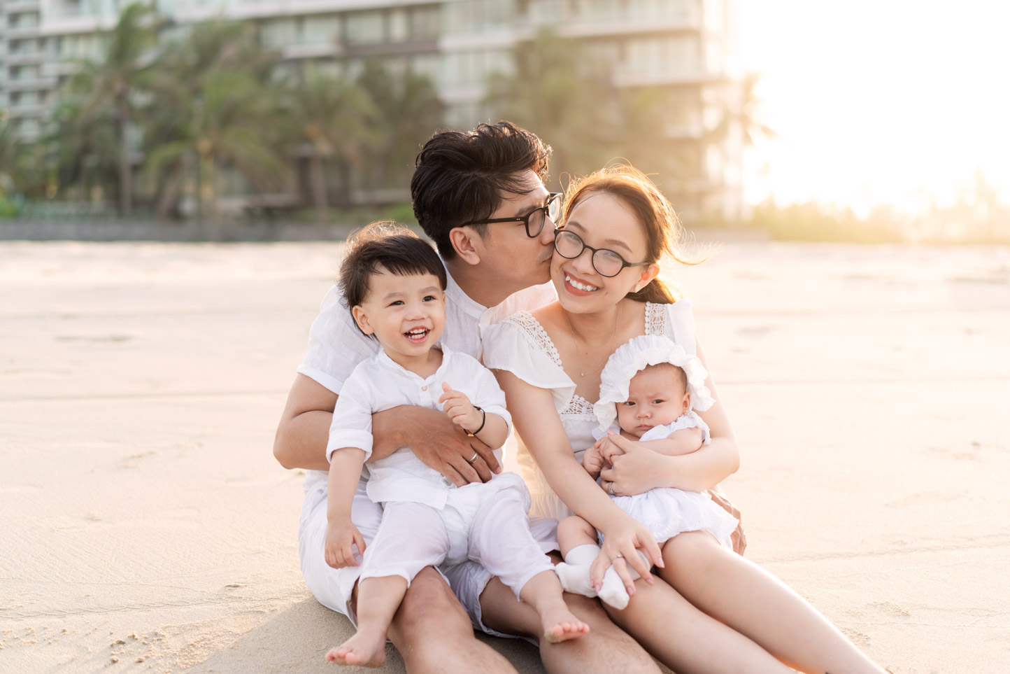Concept chụp ảnh gia đình mùa hè đầy năng lượng và sắc màu