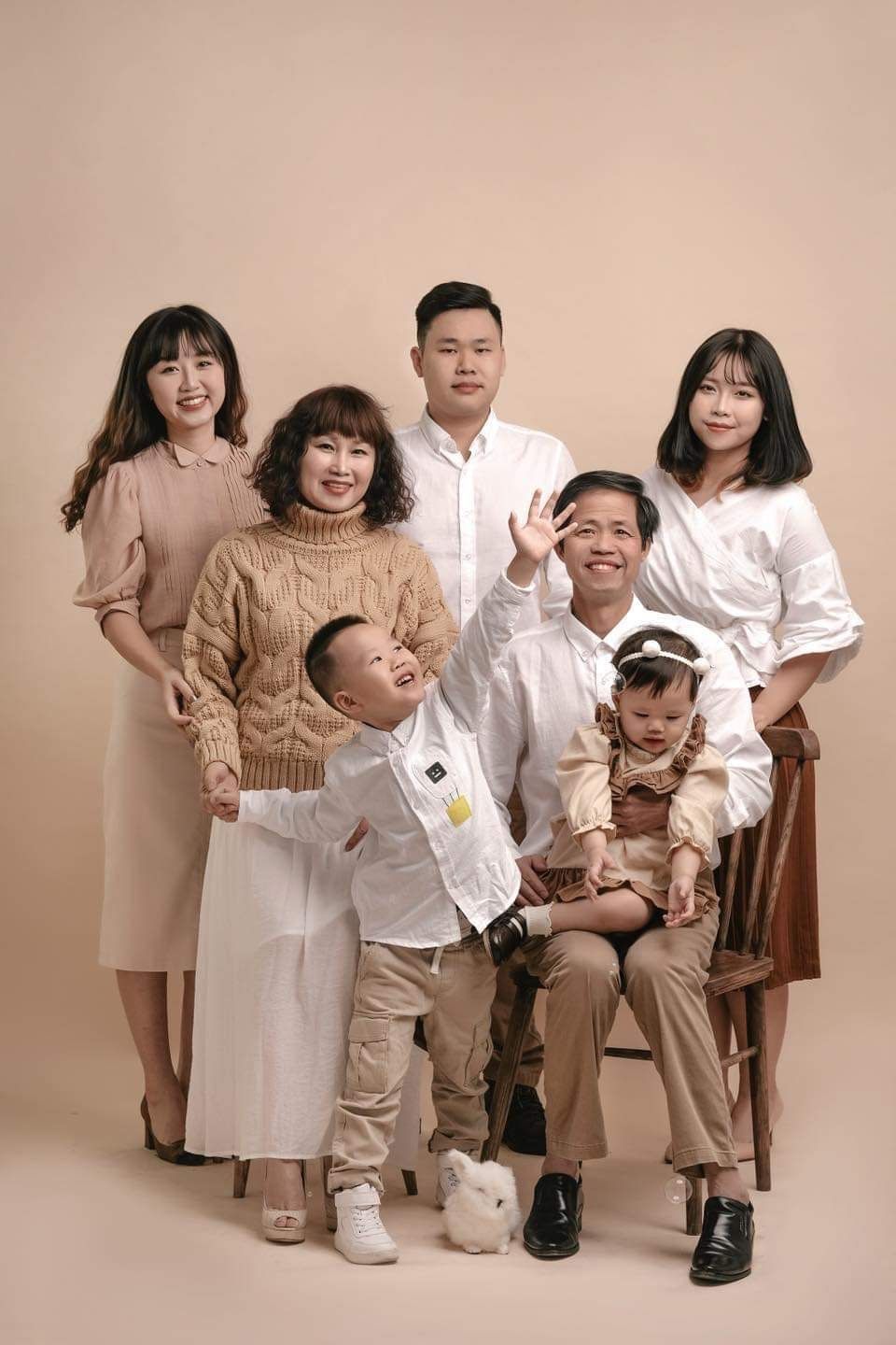 cách tạo dáng chụp gia đình nhiều thế hệ (6)