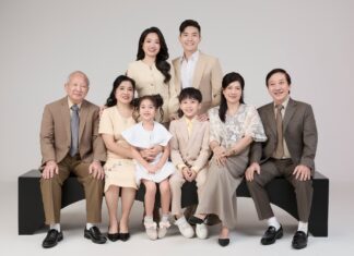 Mách bạn 7 cách tạo dáng chụp gia đình nhiều thế hệ đẹp và cân đối cách tạo dáng chụp gia đình nhiều thế hệ (7)