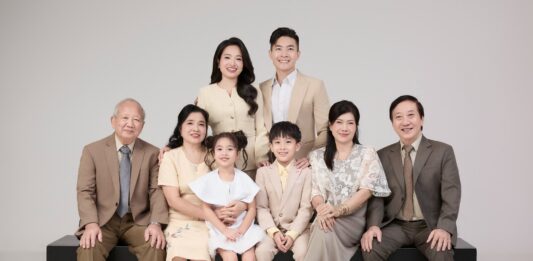 Mách bạn 7 cách tạo dáng chụp gia đình nhiều thế hệ đẹp và cân đối cách tạo dáng chụp gia đình nhiều thế hệ (7)