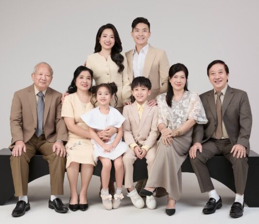 Mách bạn 7 cách tạo dáng chụp gia đình nhiều thế hệ đẹp và cân đối cách tạo dáng chụp gia đình nhiều thế hệ (7)
