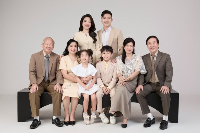 cách tạo dáng chụp gia đình nhiều thế hệ (7)