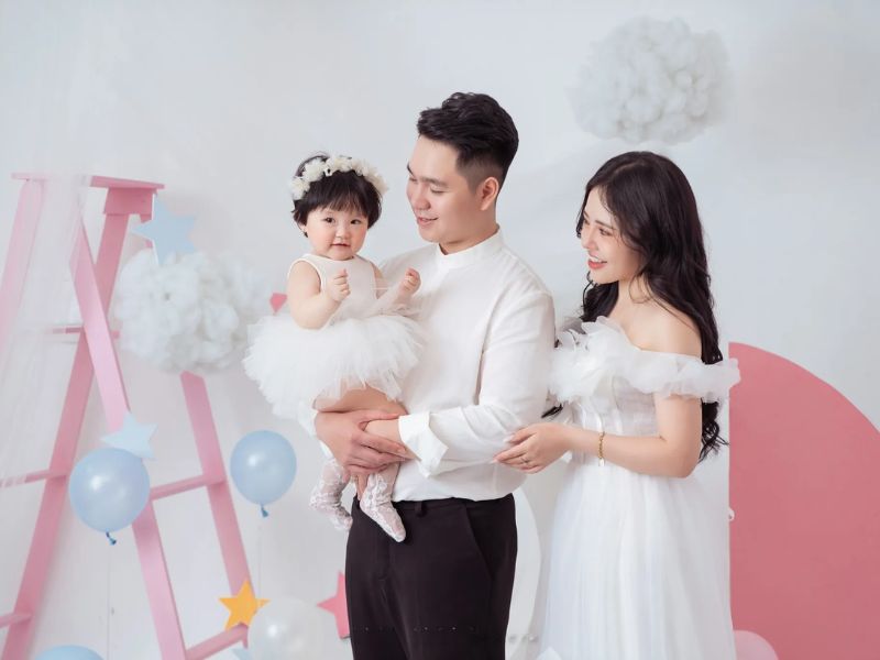 101+ concept chụp gia đình 3 người đẹp, chuẩn xu hướng 2026 (5) 101+ concept chụp gia đình 3 người đẹp, chuẩn xu hướng 2026 (5)