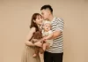 101++ concept chụp gia đình 3 người đẹp mê mẩn chuẩn xu hướng 2026 101+ concept chụp gia đình 3 người đẹp, chuẩn xu hướng 2026 (6)