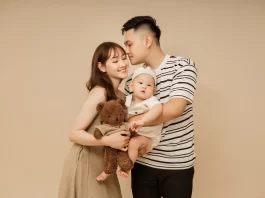 101++ concept chụp gia đình 3 người đẹp mê mẩn chuẩn xu hướng 2026 101+ concept chụp gia đình 3 người đẹp, chuẩn xu hướng 2026 (6)