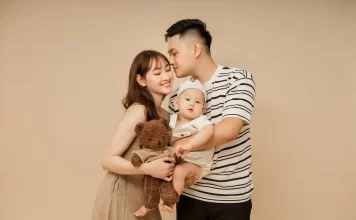 101++ concept chụp gia đình 3 người đẹp mê mẩn chuẩn xu hướng 2026 101+ concept chụp gia đình 3 người đẹp, chuẩn xu hướng 2026 (6)