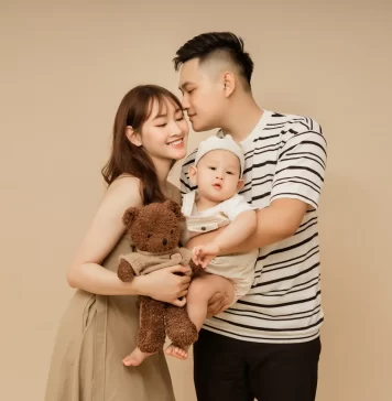 101++ concept chụp gia đình 3 người đẹp mê mẩn chuẩn xu hướng 2026 101+ concept chụp gia đình 3 người đẹp, chuẩn xu hướng 2026 (6)