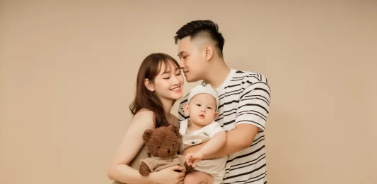 101++ concept chụp gia đình 3 người đẹp mê mẩn chuẩn xu hướng 2026 101+ concept chụp gia đình 3 người đẹp, chuẩn xu hướng 2026 (6)