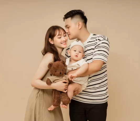 101++ concept chụp gia đình 3 người đẹp mê mẩn chuẩn xu hướng 2026 101+ concept chụp gia đình 3 người đẹp, chuẩn xu hướng 2026 (6)