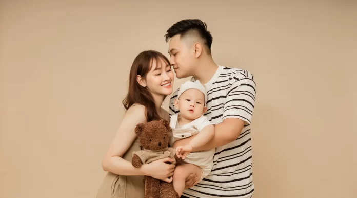 101++ concept chụp gia đình 3 người đẹp mê mẩn chuẩn xu hướng 2026 101+ concept chụp gia đình 3 người đẹp, chuẩn xu hướng 2026 (6)
