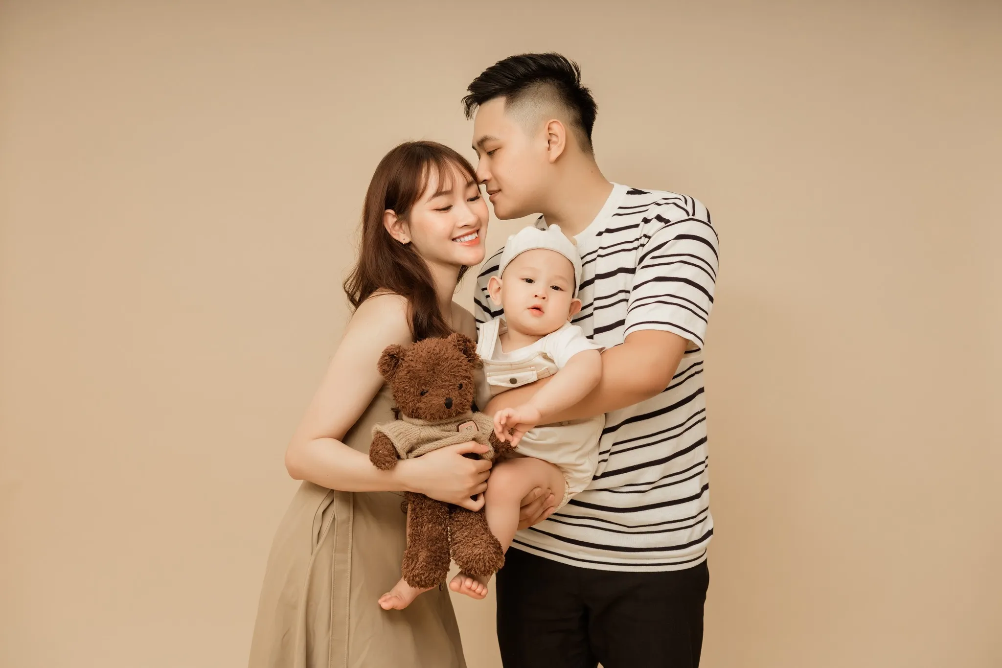 101+ concept chụp gia đình 3 người đẹp, chuẩn xu hướng 2026 (6) 101+ concept chụp gia đình 3 người đẹp, chuẩn xu hướng 2026 (6)