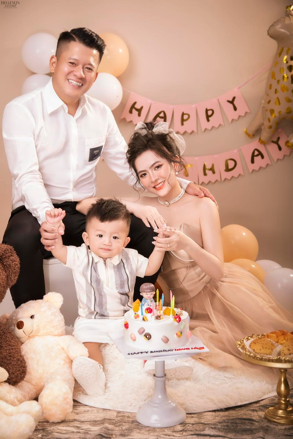 15+ concept chụp gia đình sinh nhật cùng bánh kem (3)