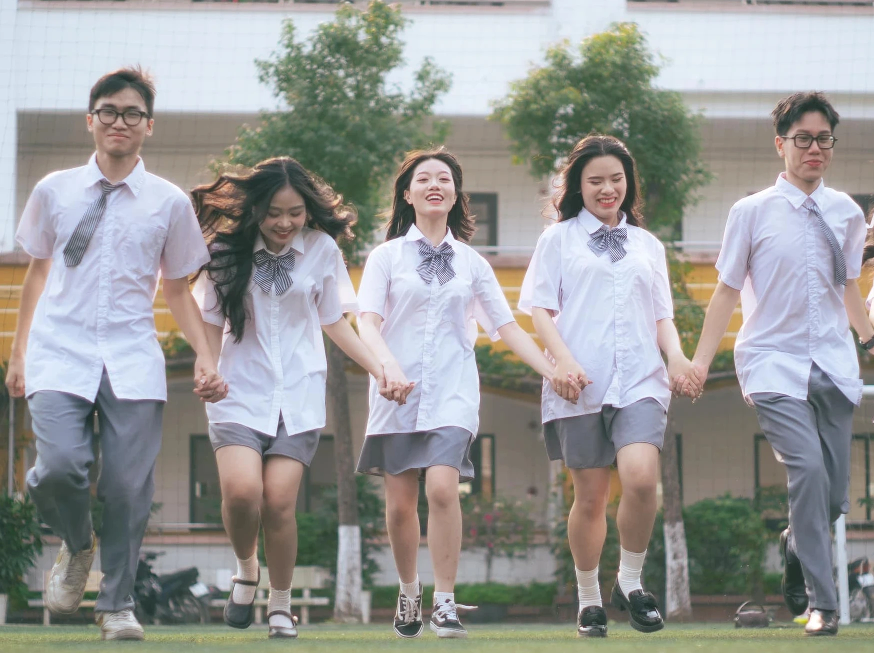 Chụp ảnh concept tốt nghiệp: Lưu giữ thanh xuân tươi đẹp