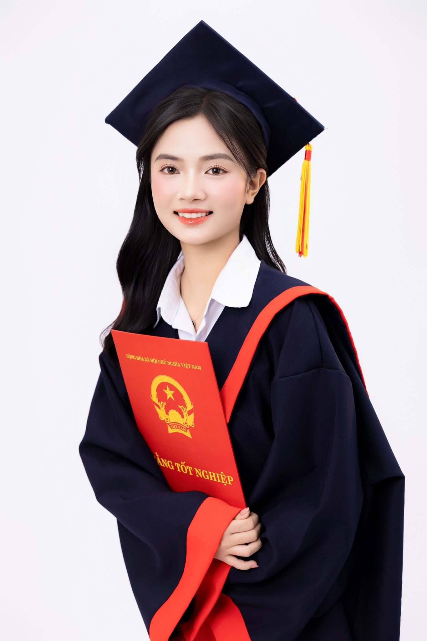 Chụp ảnh concept tốt nghiệp: Lưu giữ thanh xuân tươi đẹp