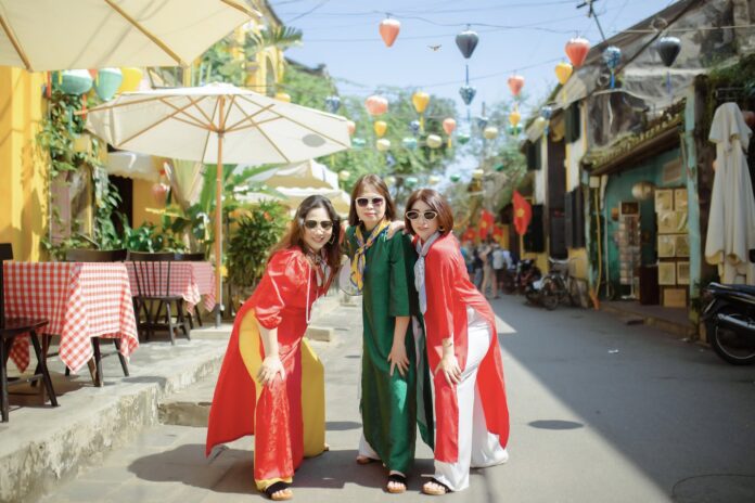 hoi-chi-em-chup-anh-ao-dai-7 Hội chị em chụp ảnh áo dài đậm chất thơ (7)